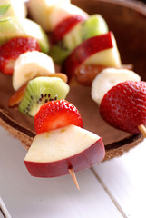 spiedini di frutta assortita