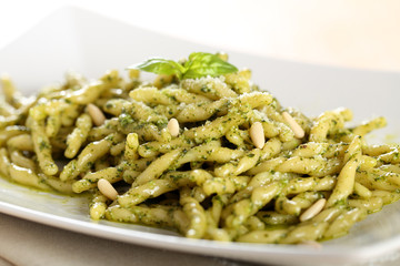 pasta strozzapreti con pesto genovese
