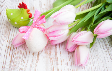 Obraz na płótnie Canvas Różowe tulipany i easter egg