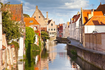 Fototapeta na wymiar Beautiful view of a canal and , bridge, red roofs in Bruges, Bel