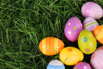 Fototapeta na wymiar Bunte Ostereier auf Wiese - Easter eggs on Grass