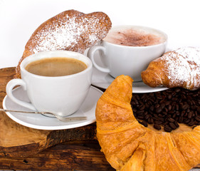 Tagesstart mit Kaffe, Latte Macchiato und Croissants