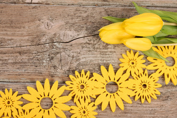 Gelbe Tulpen auf Holz mit gelben Blumenmotiven - yellow tulips
