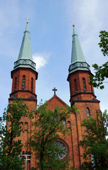 Fototapeta na wymiar Gotyckie wieże kościoła w Pruszkowie