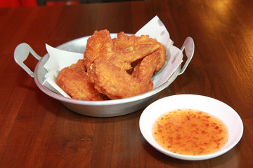 Fried chicken wings on wooden floors.