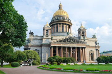 Fototapeta na wymiar widok na katedrę św Izaaka w Petersburgu poziomej