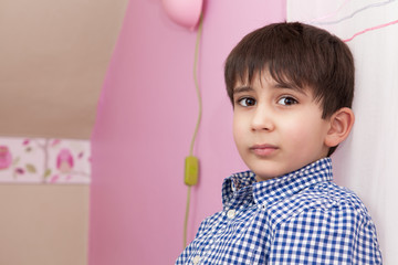Junge im Kinderzimmer