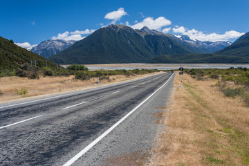 Fototapeta na wymiar road to middle earth, Arthur's Pass National Park