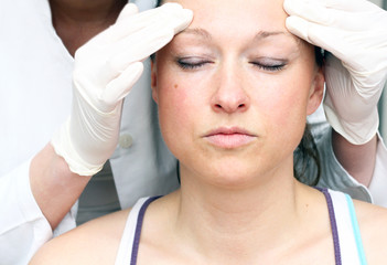 Frau bei Voruntersuchung für Schönheits-OP