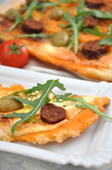 Chorizo Tarte mit Rucola und Oliven