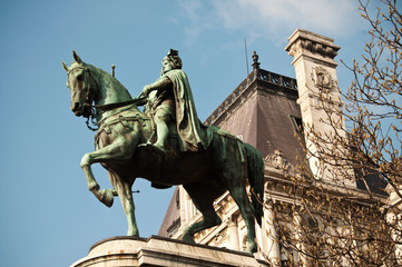 Fototapeta na wymiar Statue d' etienne Marcel à Paris