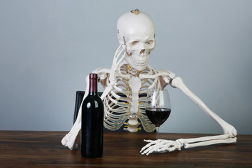 Skelett mit Rotwein