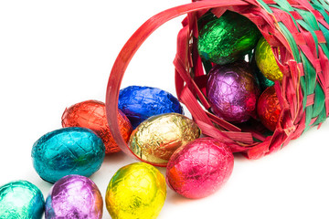 Korb mit bunten Eiern