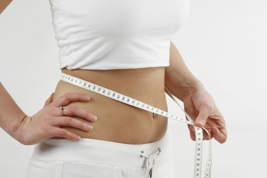 JEUNE FEMME ET METRE RUBAN