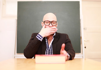 Anwalt mit Hand vor Mund