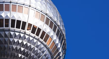 Fototapete Berlin Kugel des Berliner Fernsehturms im Anschnitt vor blauem Himmel