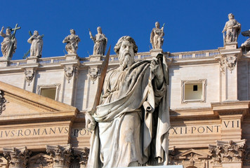 Obraz premium statue of Apostle Paul with a sword in St. Peter's Square, Rome