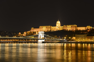 Fototapeta na wymiar Buda et le Danube de nuit à Budapest