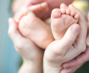 Obraz na płótnie Canvas Rodzice posiadający nogi swoim nowo narodzonym synem