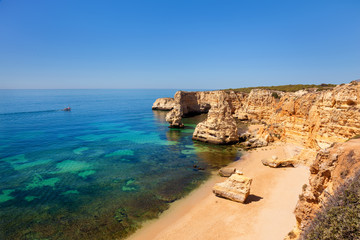 Marinha-strand bij Lagoa, Algarve, Portugal