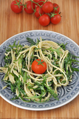 Spaghetti mit Pesto und Rucola
