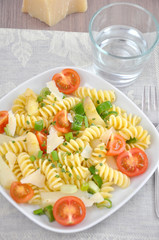 Pasta Primavera mit Spargel und Tomaten