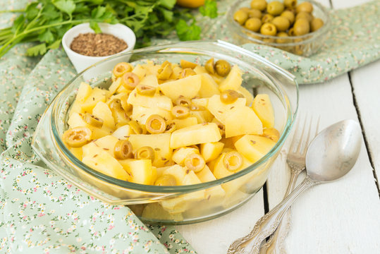 Pototo stewed with olives