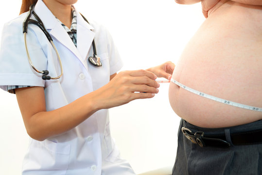 肥満男性の診察をする女医