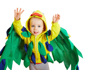 Junge mit Verkleidung als Vogel zu Karneval