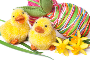 Küken mit bunten Eiern, Ostern