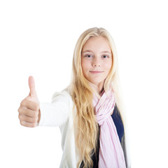 Блондинка показывает знак "Отлично!"