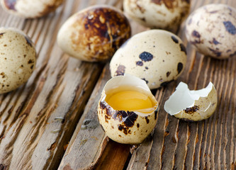 Obraz na płótnie Canvas Quail eggs on wooden table