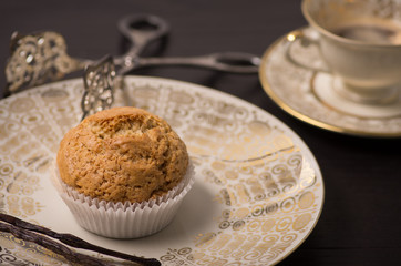 Muffin auf antikem Teller (vegan)
