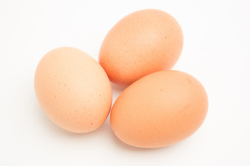 Fototapeta na wymiar Trzy brązowe jaja
