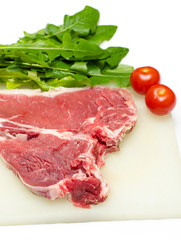 Manzo fresco con pomodori e cicoria su tagliere
