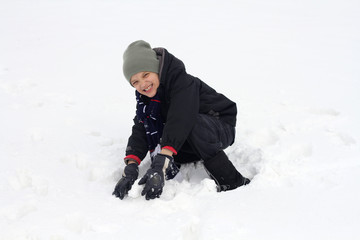 Fototapeta na wymiar dziecko w śniegu