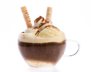 Vanilleeis und Espresso - Eiskaffee in durchsichter Tasse