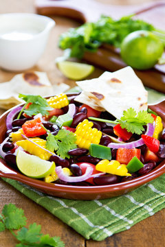 Bean salad with tortilla