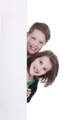 Zwei Kinder hinter weißer Tafel - children behind message board
