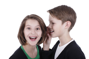 Kinder flüstern sich ein Geheimnis ins Ohr