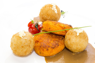 Морковные биточки с картофельными крокетами