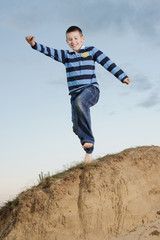 Chłopiec skaczący boso z góry © serav