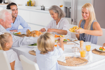 Obraz na płótnie Canvas Happy Family jeść kolację dziękczynną