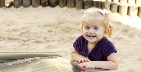 lachendes m&auml;dchen