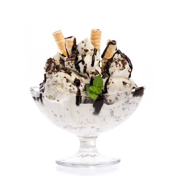 Eisbecher mit Stracciatella, Schokolade und Minze