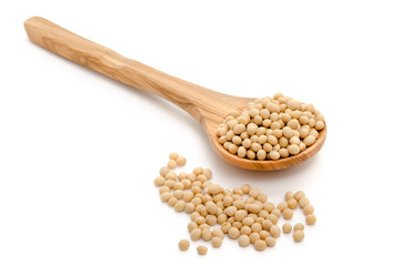 Holzlöffel mit Sojabohnen