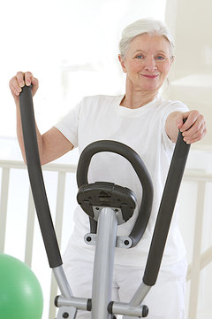 Femme senior - Entretien quotidien