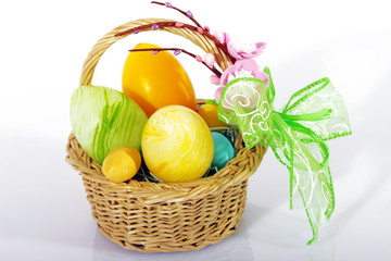 Uova di Pasqua con cesto decorativo