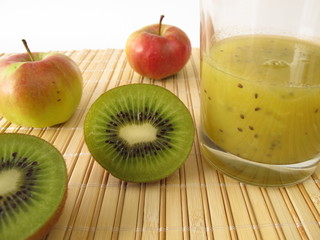 Grüner Smoothie mit Kiwi und Apfel