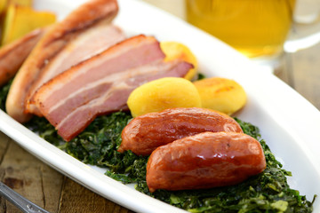 Grünkohl mit Wurst und Kartoffeln